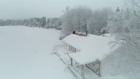 vista amplia del contratista trabajando en un techo cubierto de nieve