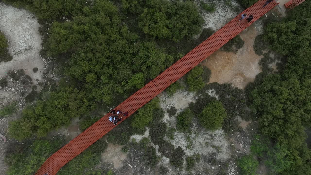 카라치 의 망그로브 농장 을 가로질러 빨간 보드워크 를 가로질러  ⁇ 고 있는 사람 들 의 공중 상상