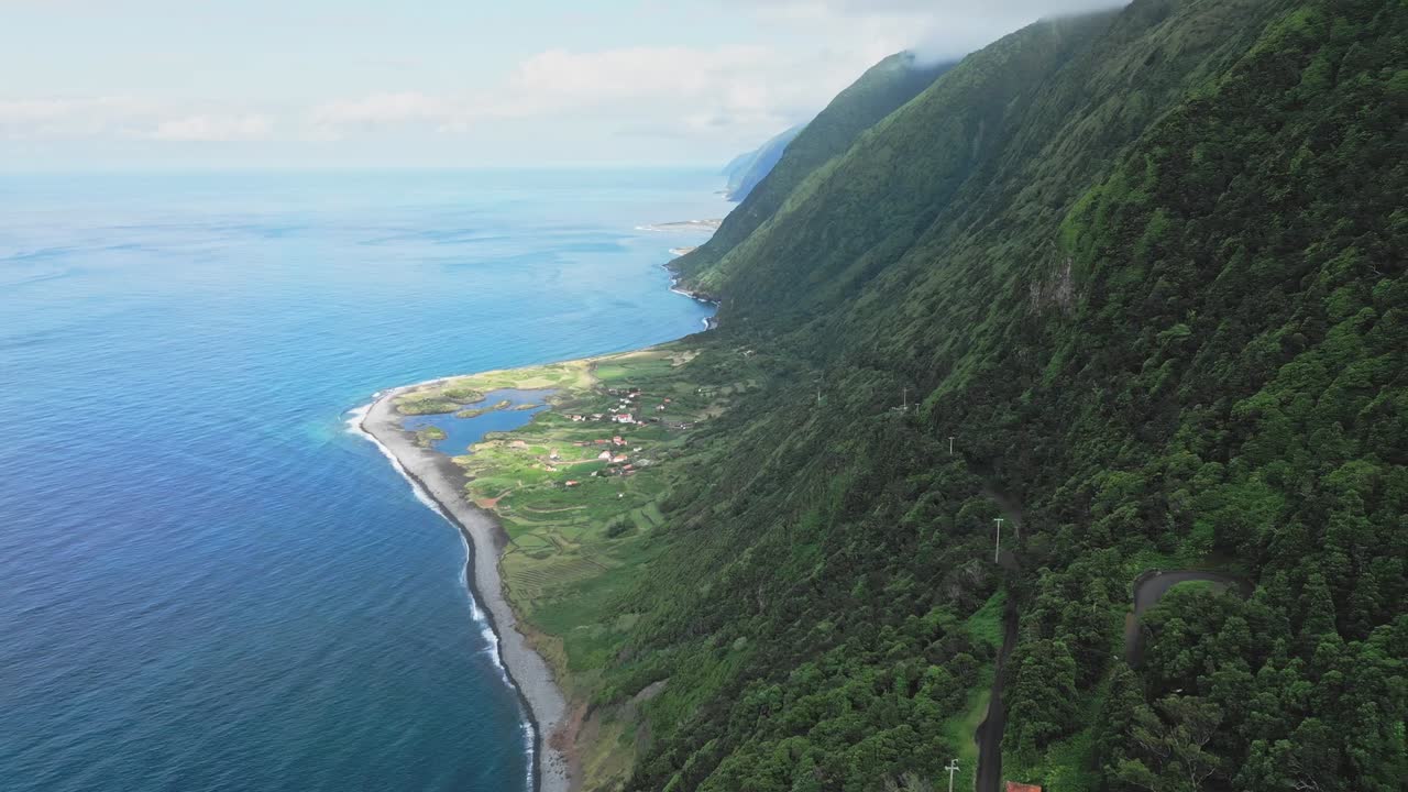 Fajã da Cumbre, São Jorge, Azor kıyı şeridinin manzarası.