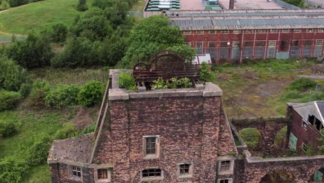 abandonado viejo cubierto de mina de carbón industrial oxidación hoyo rueda vista aérea órbita izquierda cerrar