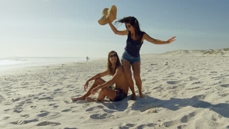 pareja divirtiéndose en la playa 4k