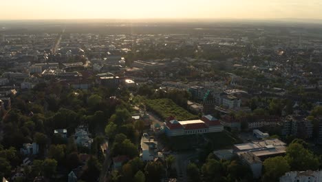 Unterlichtwinkel-Reiseaufnahme-Von-Darmstadt-An-Einem-Sonnigen-Sommertag-Mit-Der-Mathildenhöhe-Und-Der-Stadt-Im-Hintergrund