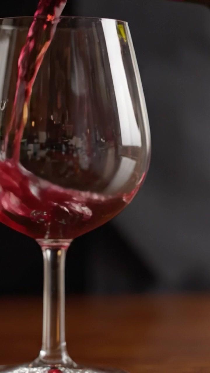 Un Viaggio Ravvicinato dal Vuoto al Pieno: La Trasformazione di un Bicchiere da Vino Catturata in Due Fotogrammi, dal Vetro Trasparente al Vivace Vino Rosso in Attesa di Essere Sorseggiato