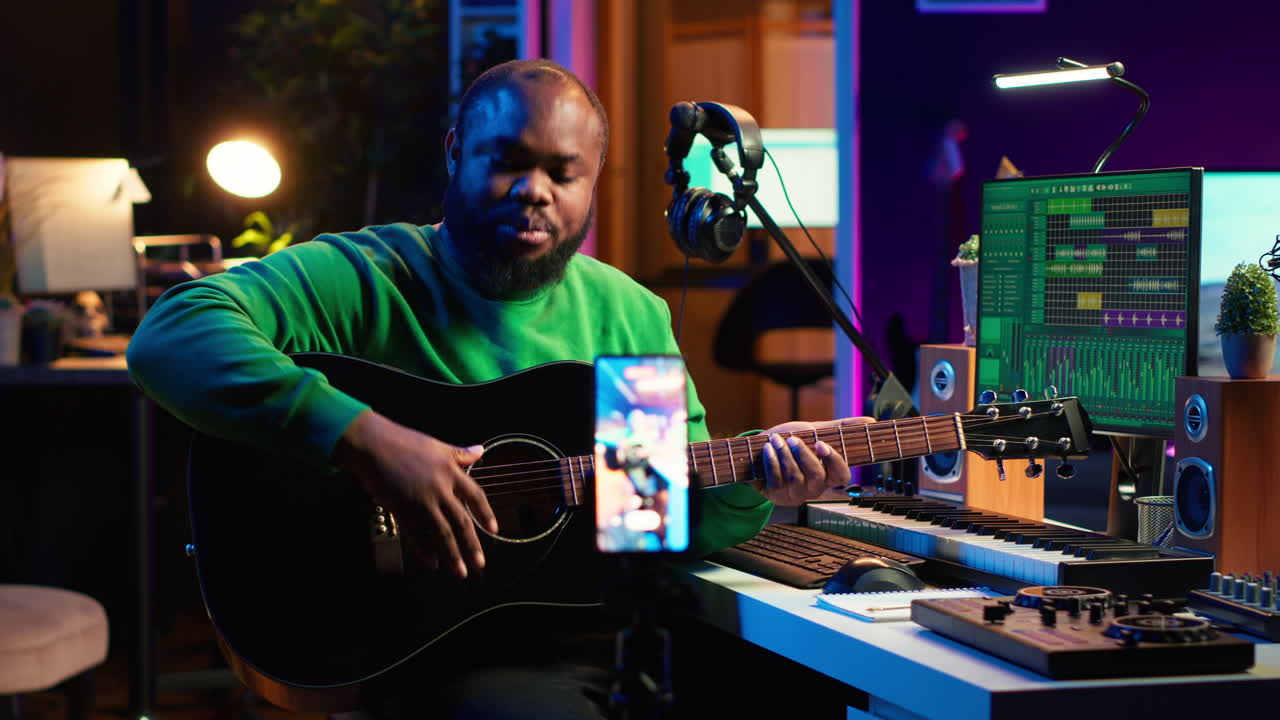compositor profesional enseñando clases de guitarra en línea en clase maestra