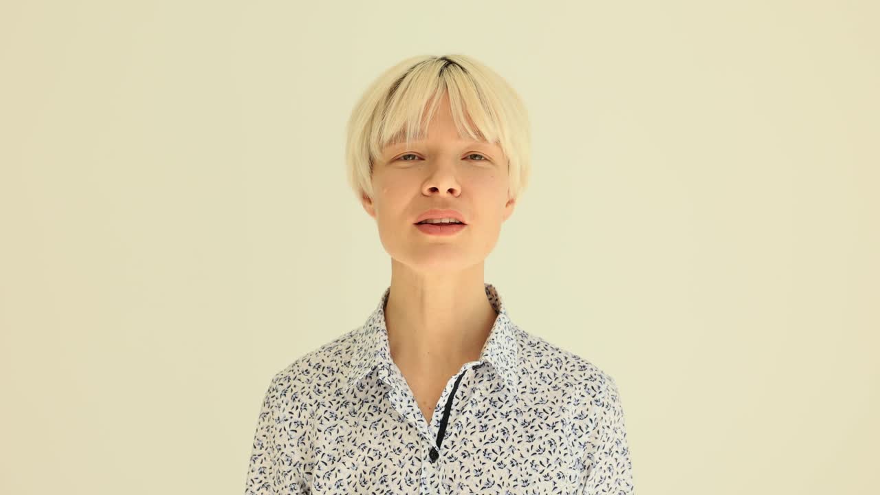 금발 머리카락 을 가진 여자 의 초상화