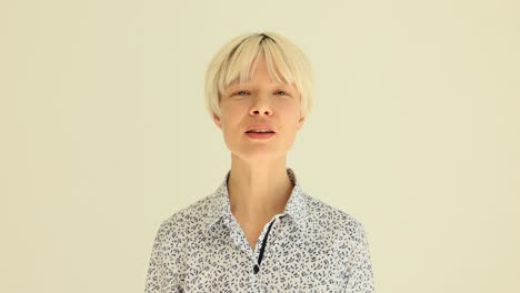 금발 머리카락 을 가진 여자 의 초상화