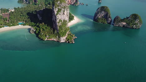 incline hacia arriba la vista aérea sobre la impresionante naturaleza de la costa de tailandia