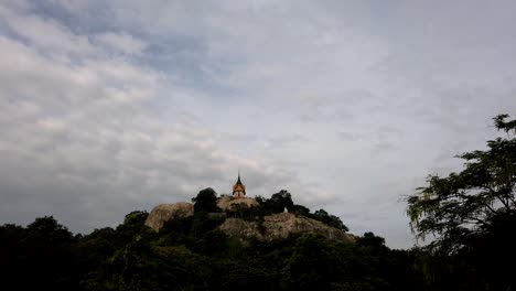 Wat-Phra-Phutthachai-Es-Un-Destino-Turístico-Para-Extranjeros-Y-Ciudadanos-Tailandeses-Que-Buscan-Bendiciones