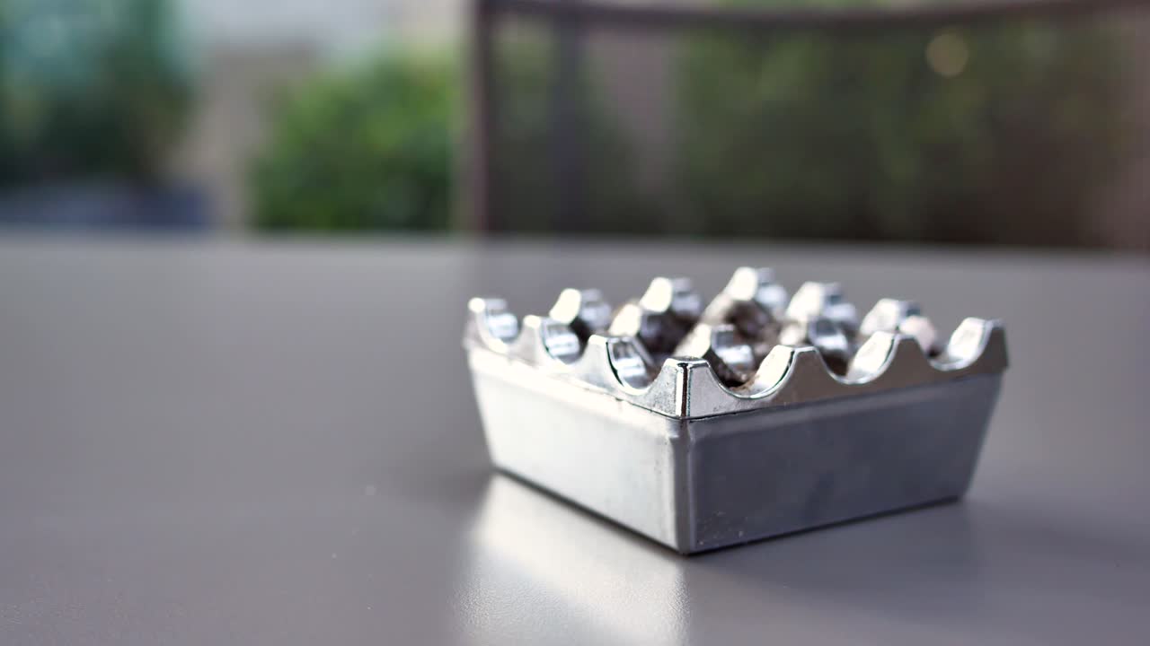 테이블 위 에 있는 은색 재통