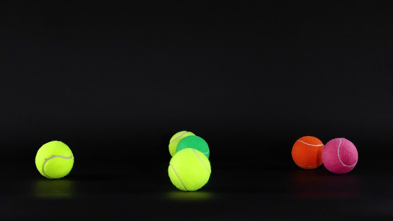 bolas de tenis vibrantes rebotando contra un fondo oscuro