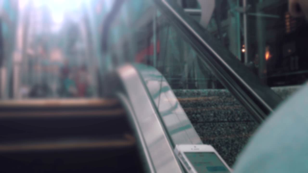 전화로 문자 메시지를 보내는 여성의 뒷 화면.