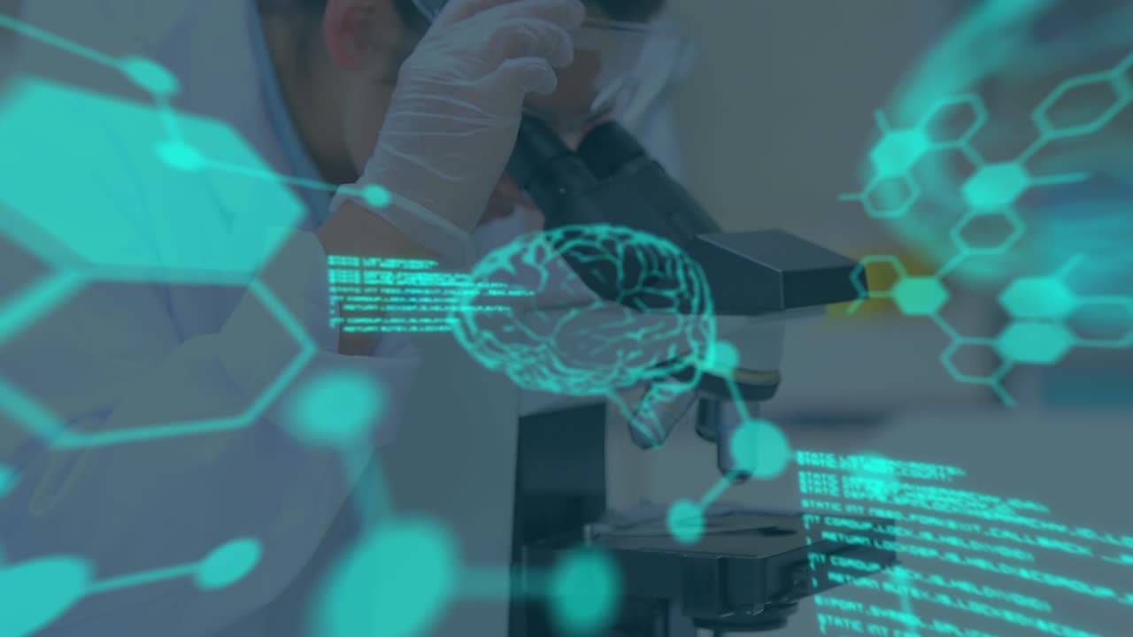 Animazione di elaborazione dati su scienziata caucasica che usa un microscopio.