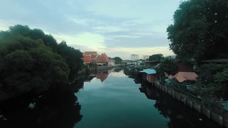 Watching-the-lake-in-Bangkok