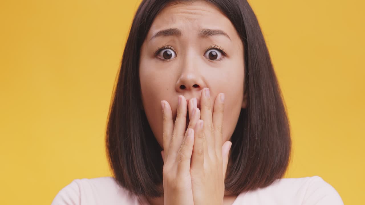 놀라움과 두려움을 표현하는 여자