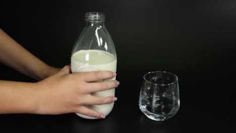 vertido secuencial de leche de la botella al vaso