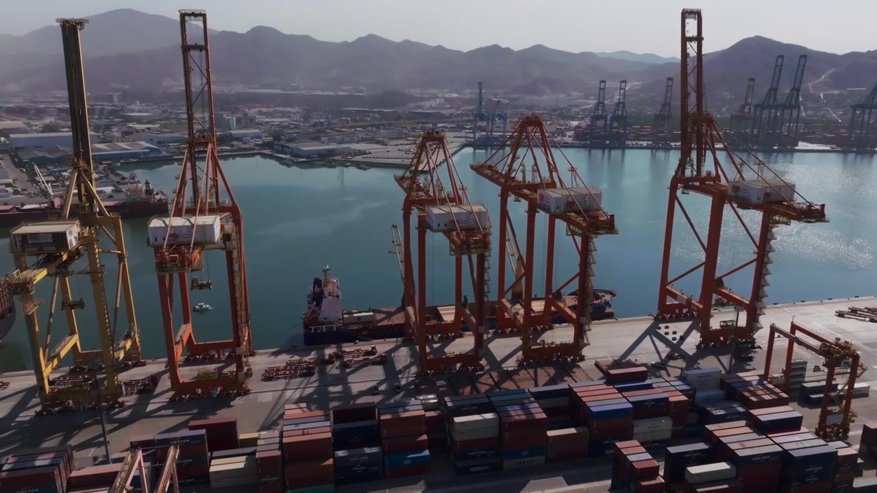 Nave portacontainer con ponte gru industriale nel porto di Manzanillo, Colima, Messico - ripresa con drone