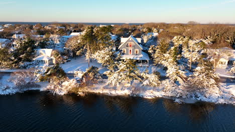 casas en el lago en la nieve del invierno