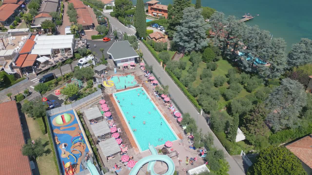 campamento del edén piscina e instalaciones recreativas toboganes acuáticos, lago de garda italia
