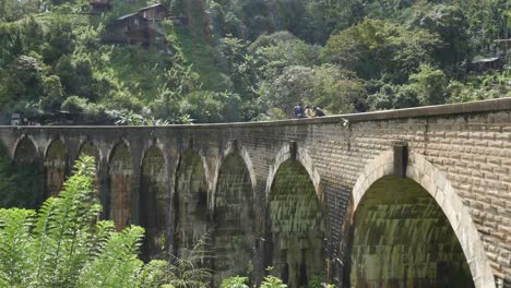 timelapse del tren que pasa por el puente de nueve arcos en sri lanka