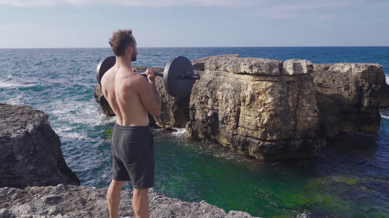haciendo deportes en la playa.