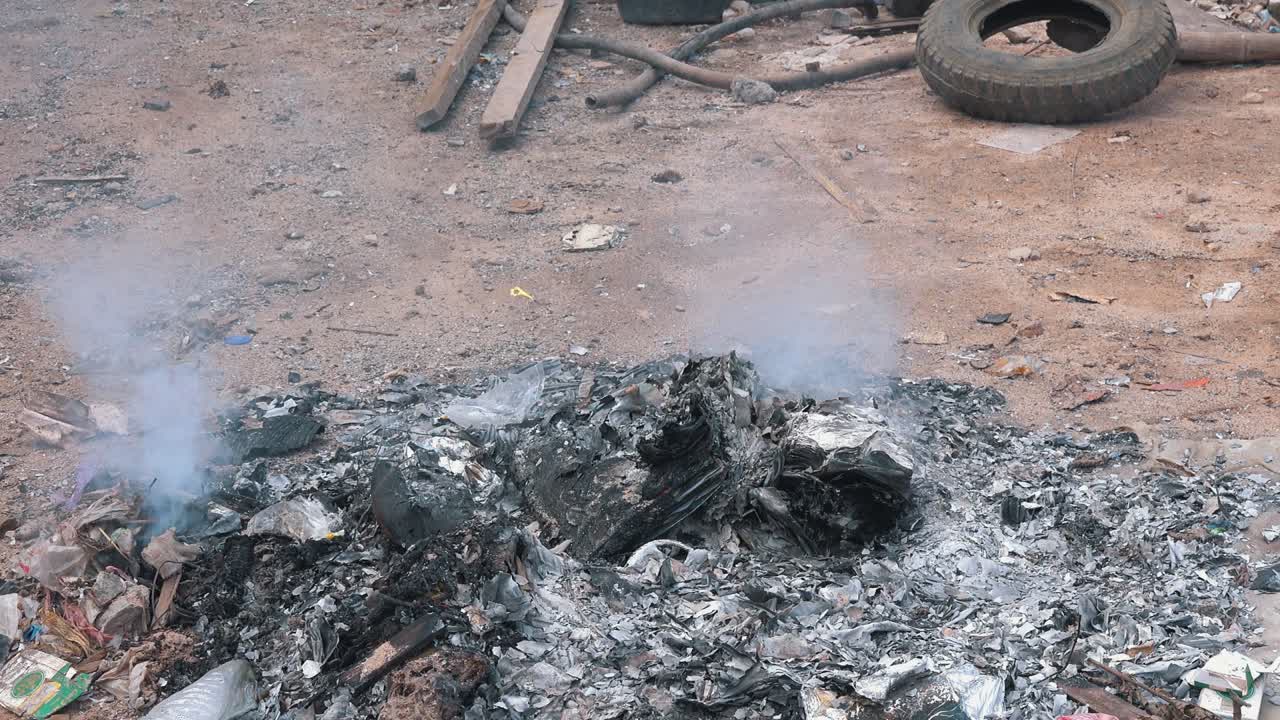 연기가 나는 플라스틱 더미