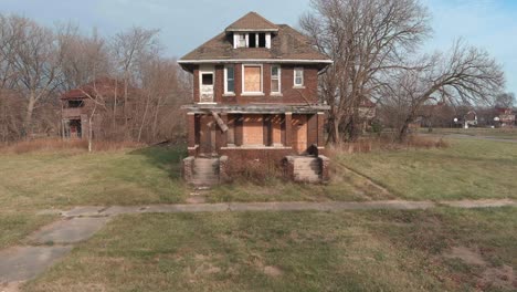 vista de drones de una casa en ruinas en un barrio de detroit