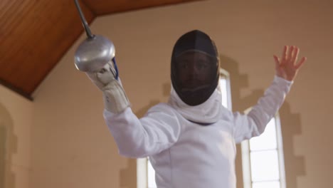 atleta de esgrima durante un entrenamiento de esgrima en un gimnasio