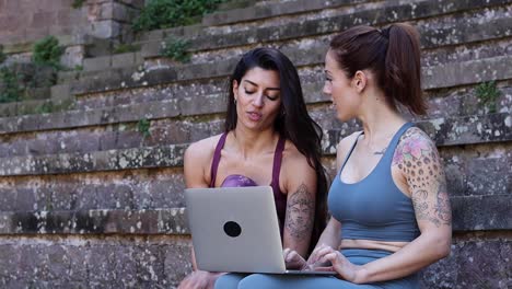 Inhaltlich-Vielfältige-Frauen-Beim-Yoga-Unterricht-Per-Laptop