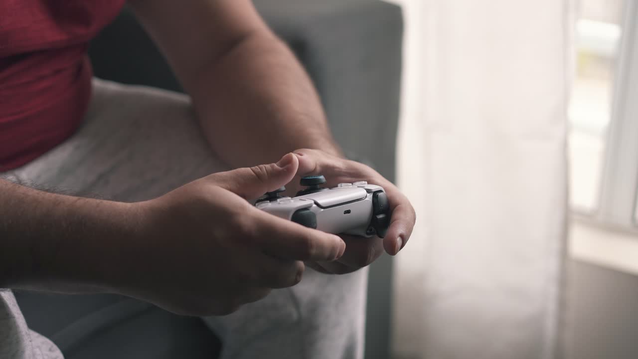 조이스틱 컴퓨터 게임을 가지고 노는 남성 손