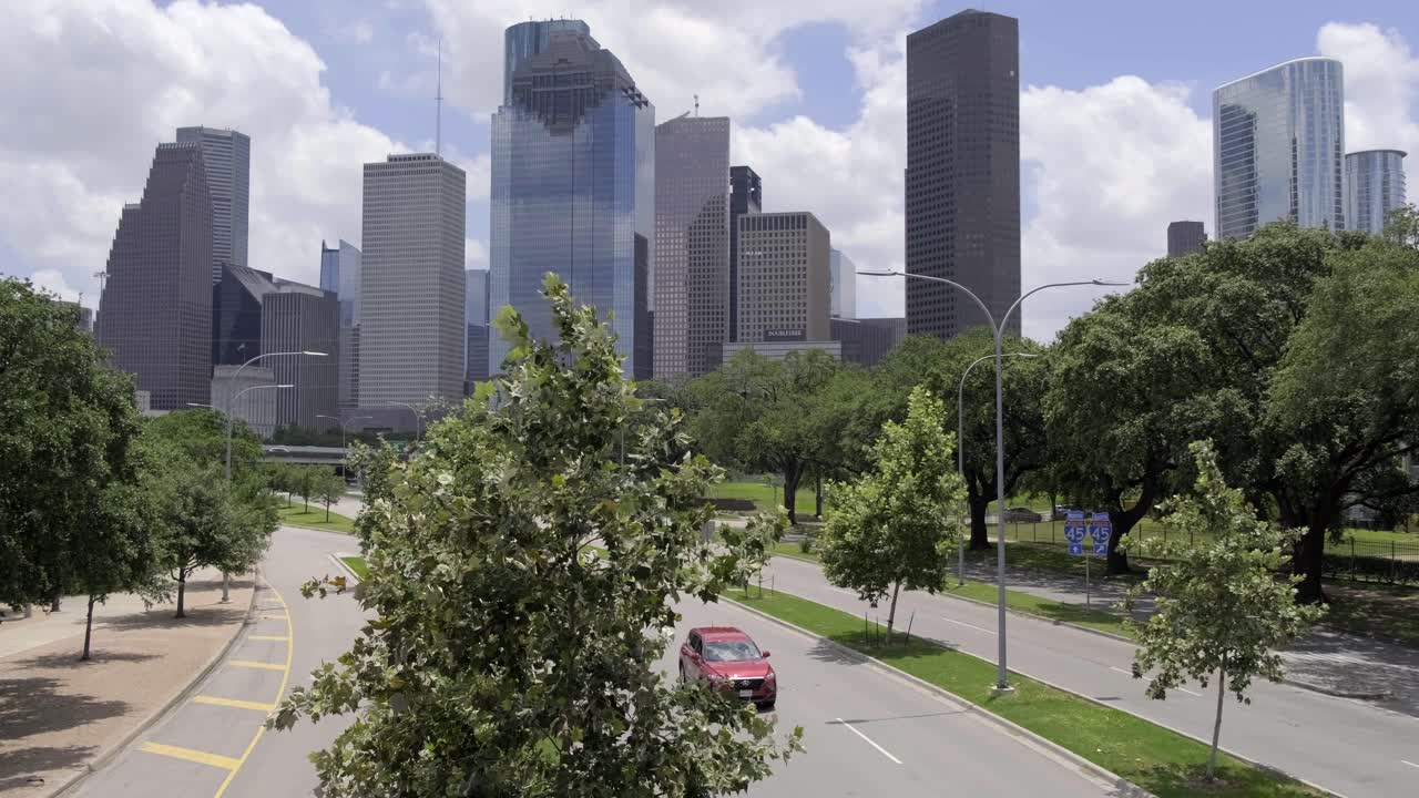 el centro de houston desde un puente de la calle