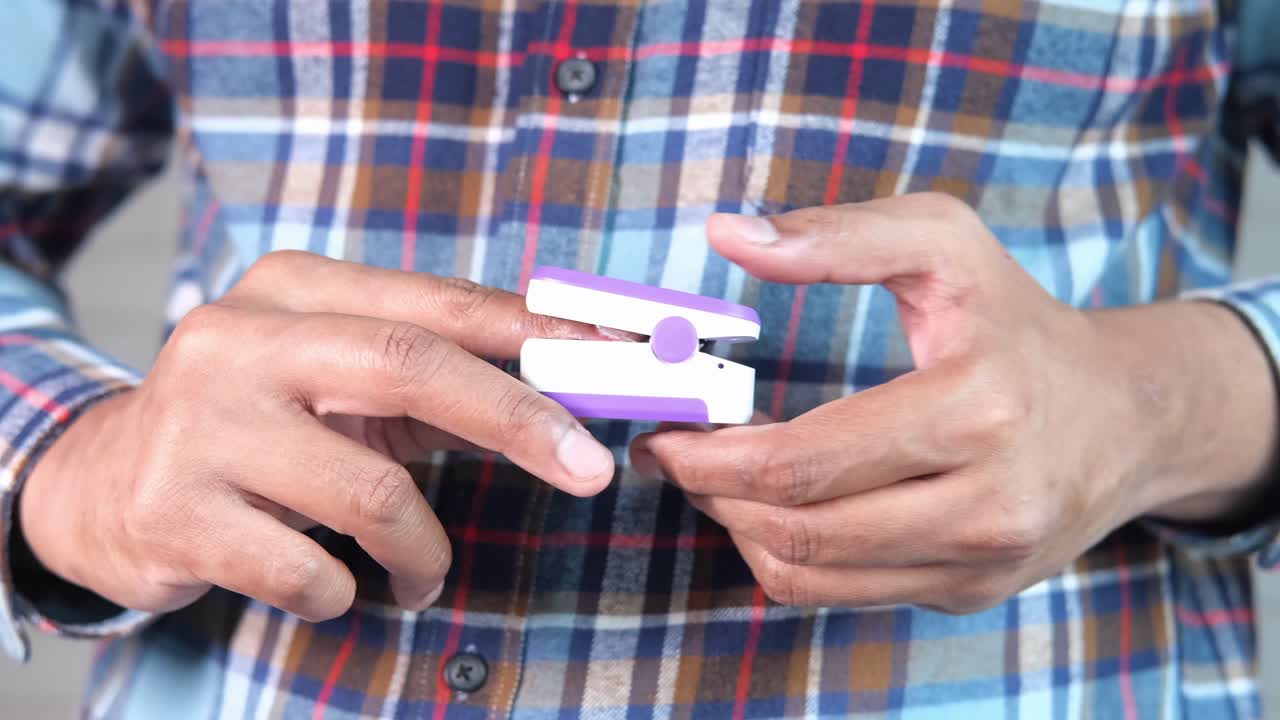 스 옥시미터를 들고 있는 사람