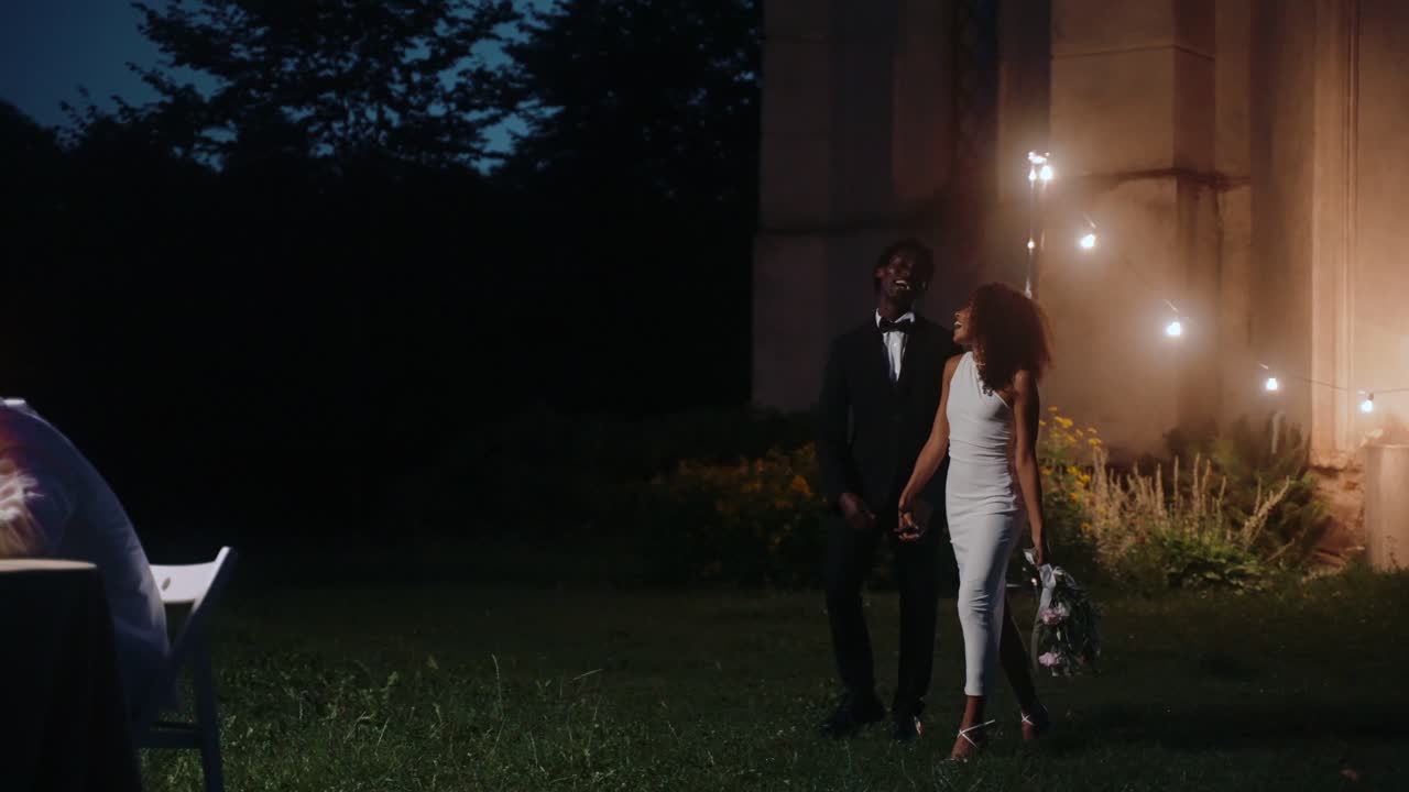 밤에 결혼식 축하