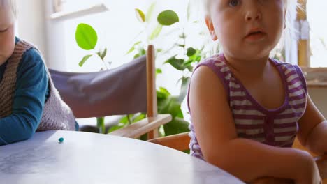 niños sentados a la mesa en un hogar cómodo 4k