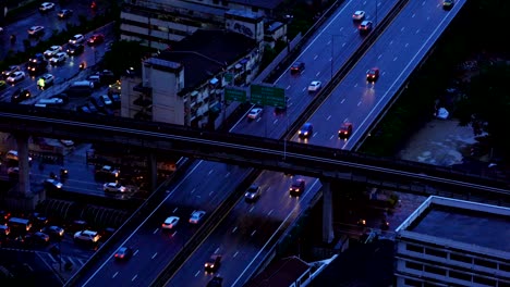sathorn road y la intersección en el concepto de transporte, bts skytrain por la noche, bangkok, tailandia