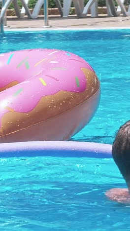 dos niños felices cerca de la piscina