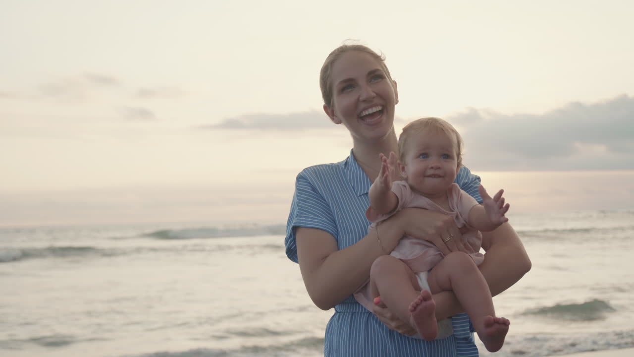 mujer feliz y niño por el mar