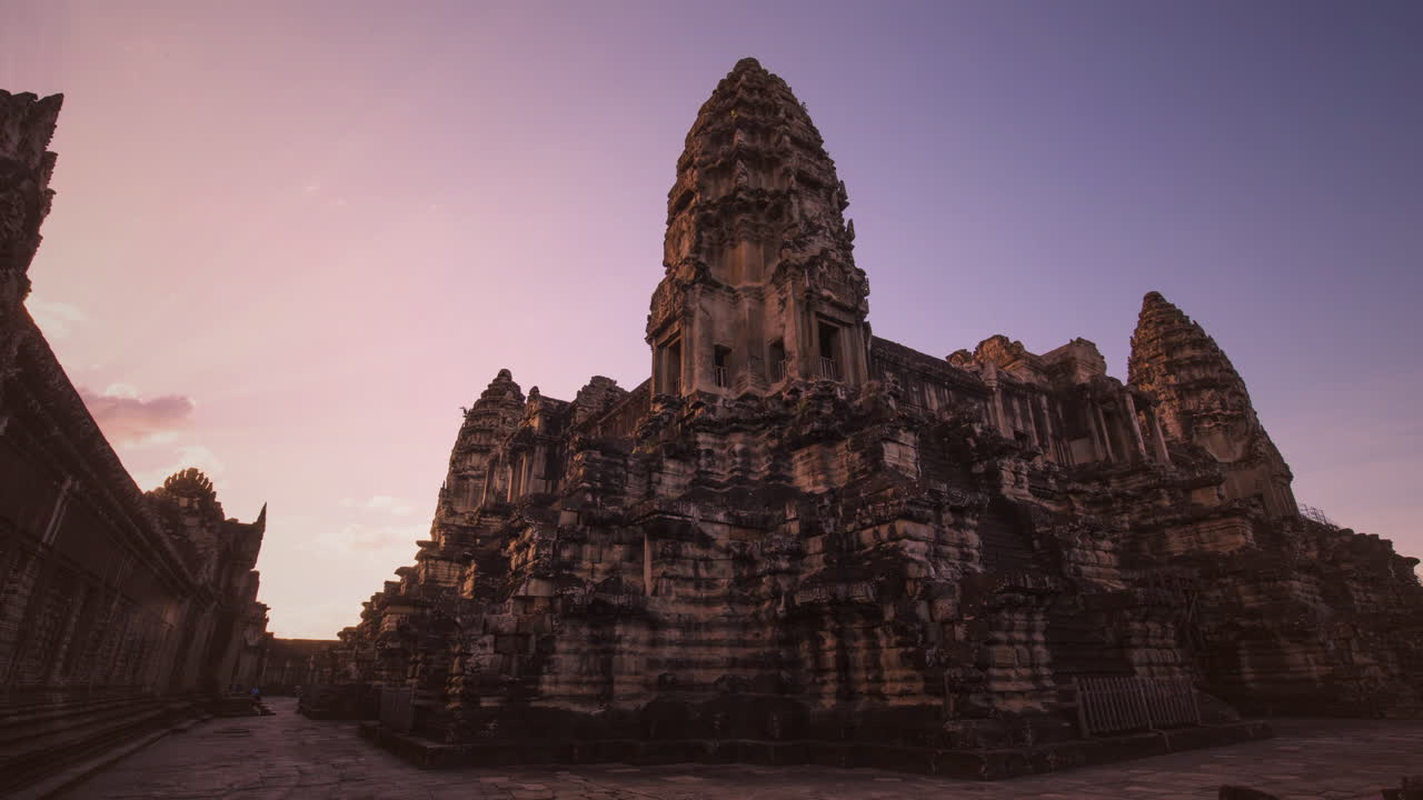 los rayos del amanecer brillan en las torres centrales de angkor wat temprano una mañana sin nadie a la vista durante el covid-19