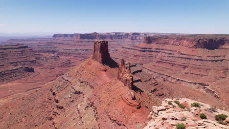 Drohnenlandschaft-Dreht-Sich-Um-Den-Turm-Im-Blm-Land-Moab,-Utah