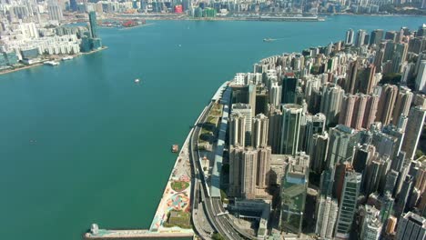 Volar-Sobre-La-Bahía-Central-De-Hong-Kong-Y-Los-Rascacielos-De-La-Ciudad