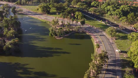 personas caminando al atardecer a lo largo de la orilla del lago de palermo, buenos aires en argentina