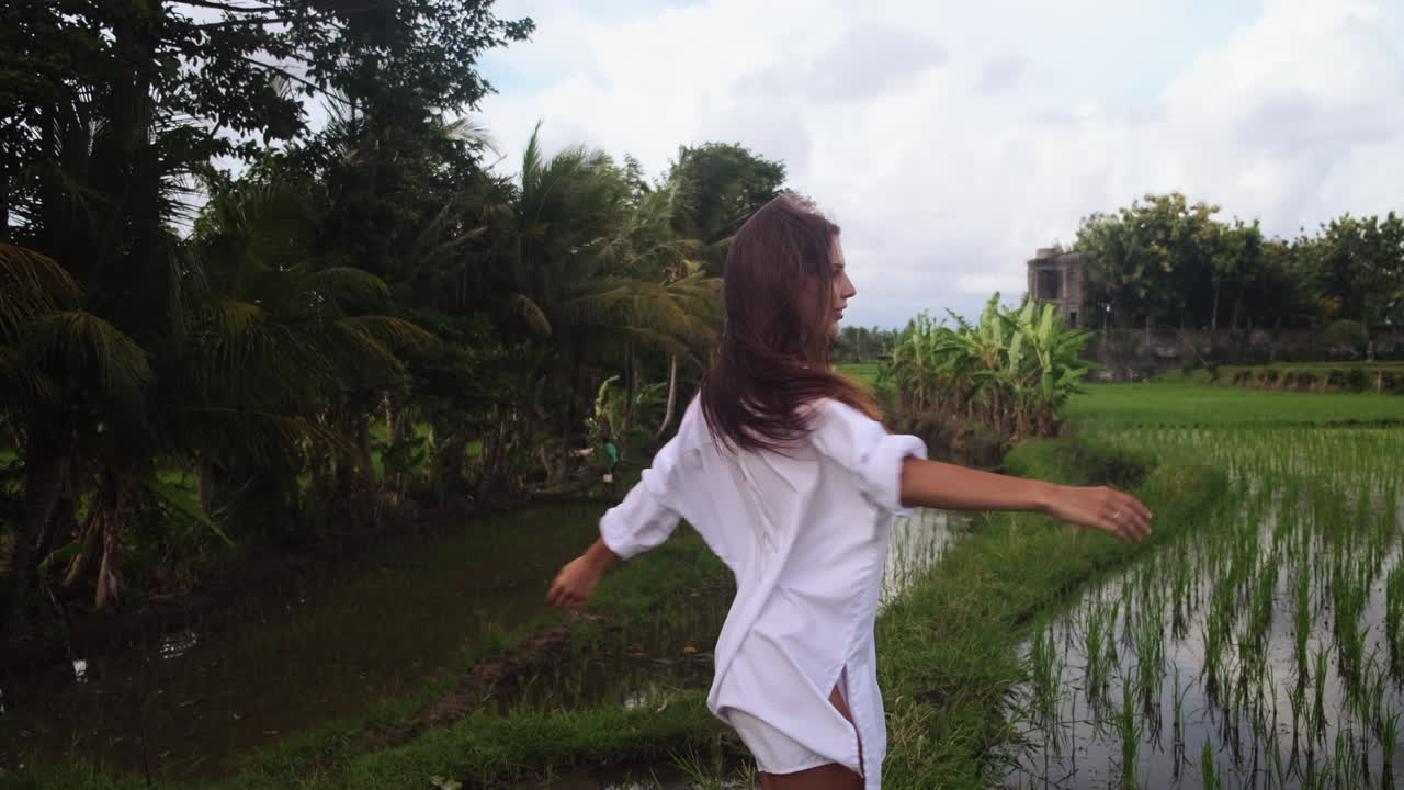 mujer caminando por los arrozales de bali
