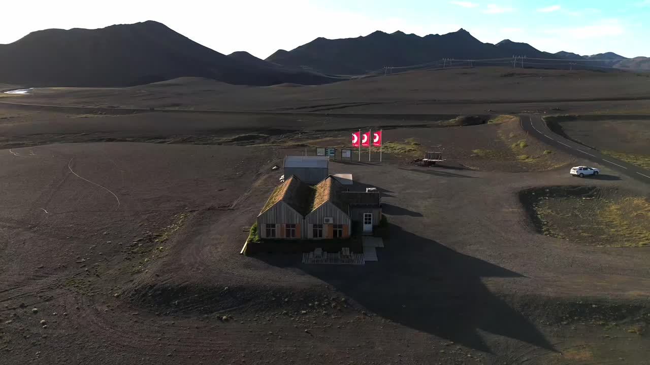 descubra una joya escondida en el corazón de islandia mientras nuestro dron captura impresionantes vistas aéreas de una tienda remota rodeada de paisajes impresionantes y espectaculares paisajes volcánicos.