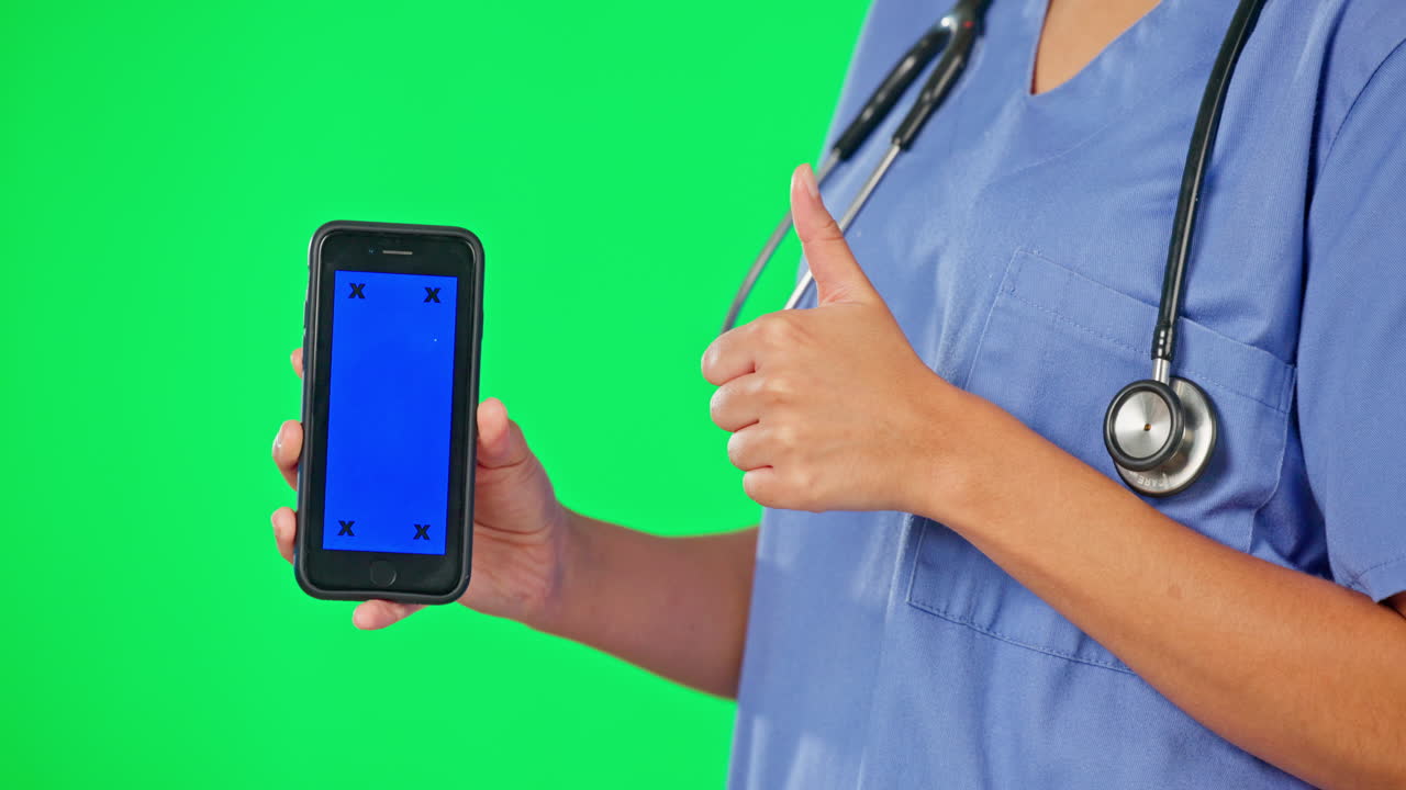 Pantalla verde, teléfono y manos de médico