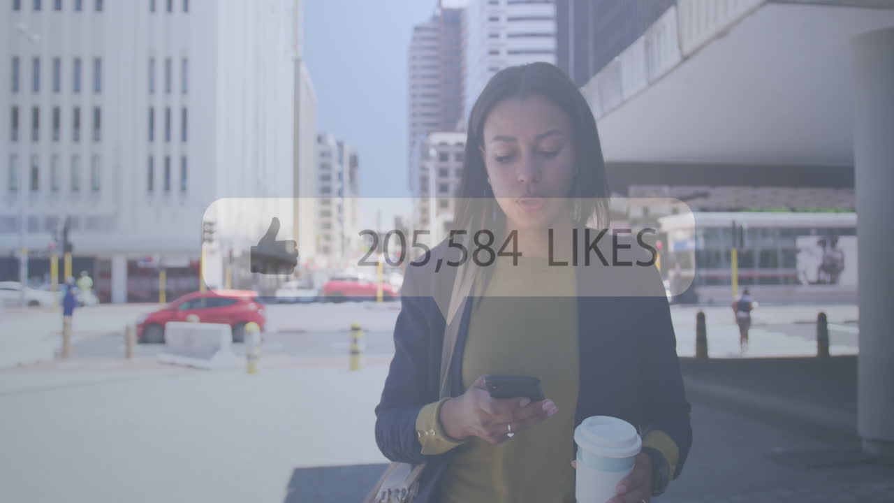 анимация символа пальца вверх с числами, меняющимися над женщиной, использующей смартфон в городе