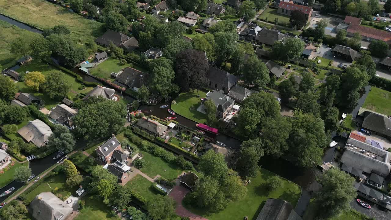 운하 가 있는 네덜란드 마을 의 공중 사진