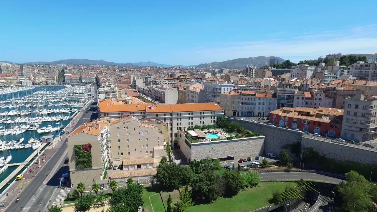 프랑스의 항공, 코트 다쥐르, 망통, 마르세유의 옛 항구와 프랑스 리비에라의 바다