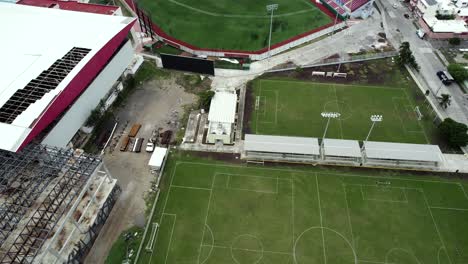 Schwenken-Einiger-Fußball--Und-Baseballplätze-In-Mexiko,-Beto-Ávila-Und-Pirata-Fuentes-Stadion