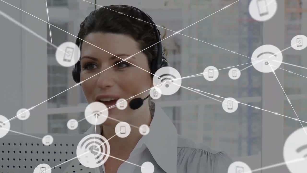 animación de una red de conexiones e iconos sobre una mujer de negocios con auriculares