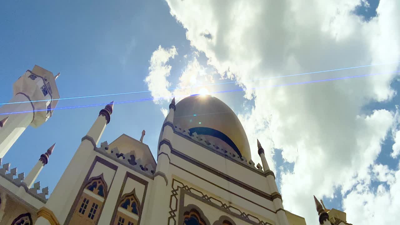 fachada de la mezquita del sultán contra el brillante cielo soleado en kampong glam, singapur con efectos de bengala solar