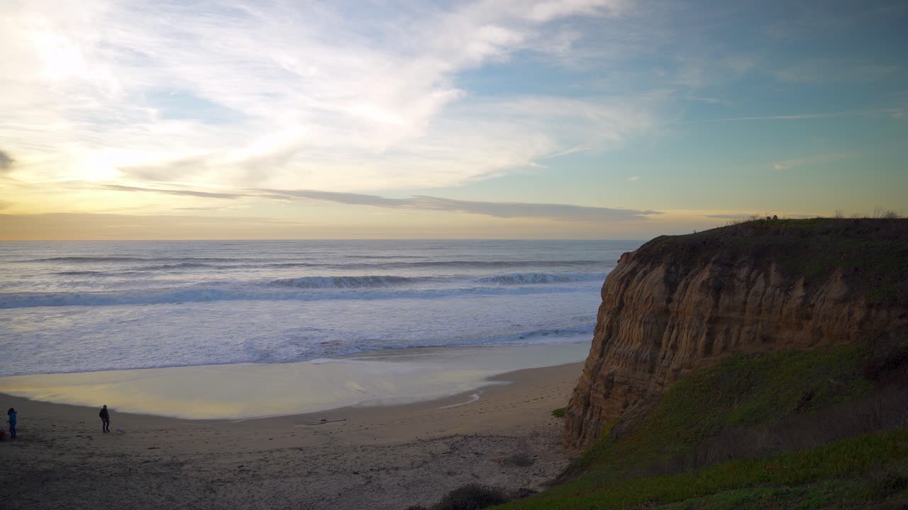 cielos coloridos y un enorme acantilado al atardecer